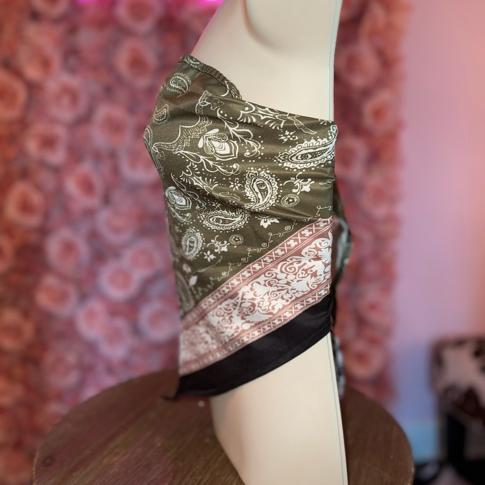 SHEIN (Medium) 🥳 5/$15 🥳 Paisley Print Crop Top with Tied Back - Picture 2 of 4
